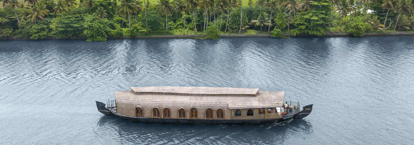 Luxury Accommodation - Kumarakom Lake Resort - Houseboats